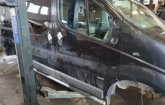Opel Vivaro Front door 92U