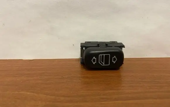 Mercedes-Benz E W210 Electric window control switch 2108208210 B410