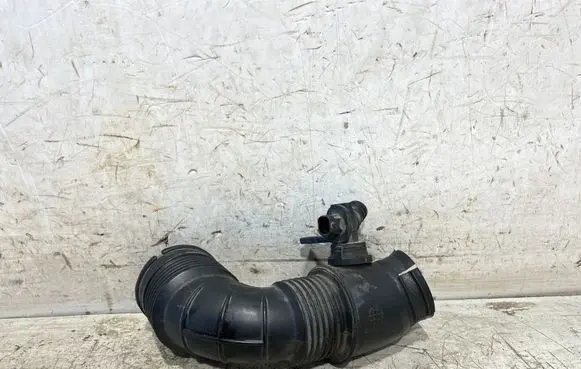 Opel Insignia A Turbo air intake inlet pipe/hose 55561787