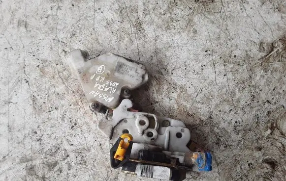 Nissan Altima Front door lock 89a518