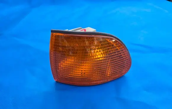 BMW 7 E38 Front indicator light 8352135