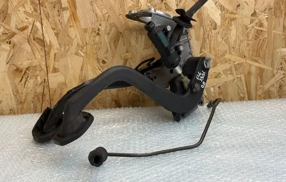 BMW 3 E46 Clutch pedal 6758822 21526758822 2229128