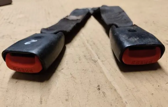 Middle seatbelt buckle (rear)