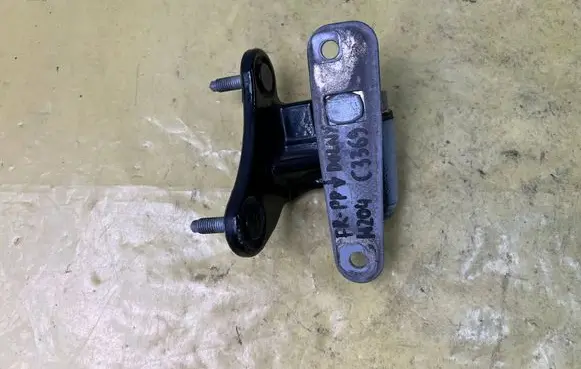 Mercedes-Benz C W204 Front door lower hinge A2047200437