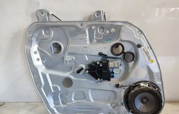 KIA Carens II Front door window regulator with motor 824701D220