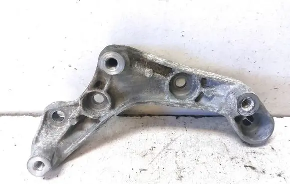 Mercedes-Benz C W204 Engine mounting bracket A2720140295
