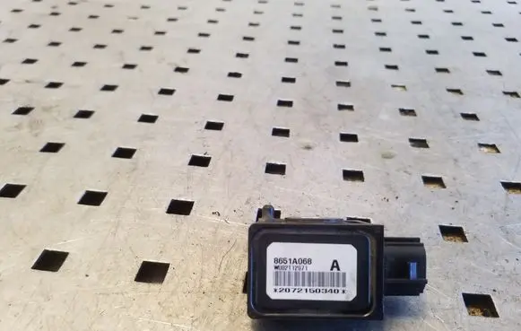 Mitsubishi Pajero Airbag deployment crash/impact sensor 8651A068