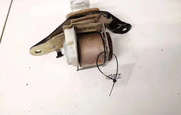 Middle seatbelt (rear)