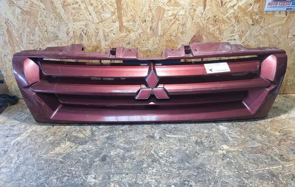 Mitsubishi Pajero Front bumper upper radiator grill MR387981