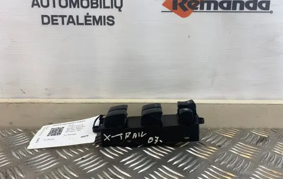 Nissan X-Trail T30 Electric window control switch