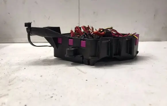 Audi A4 S4 B6 8E 8H Fuse module 8D2941824