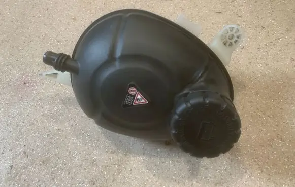 Coolant expansion tank/reservoir