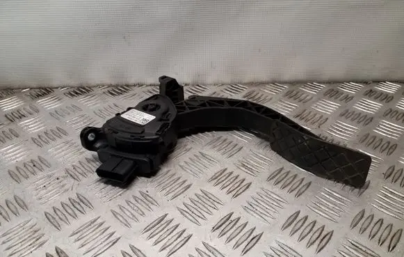 Accelerator throttle pedal