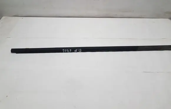 Hyundai i30 Front door glass trim molding 822202L000