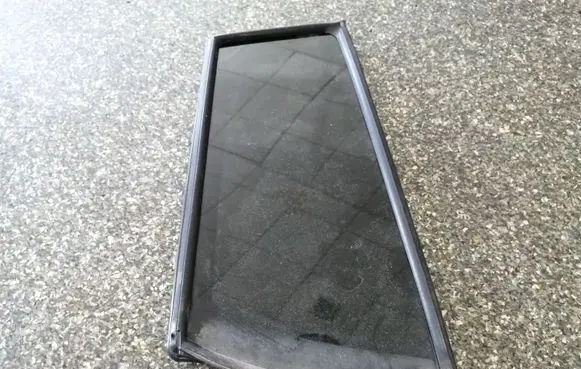 Nissan Leaf I (ZE0) Rear vent window glass 822723NA0A