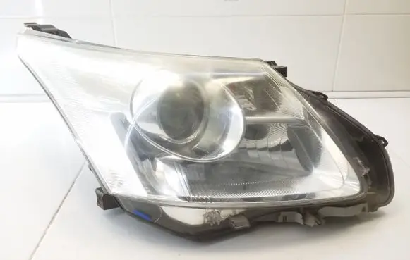 Toyota Avensis T270 Headlight/headlamp KOITO0512