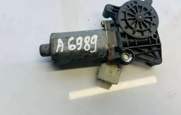 Mercedes-Benz E W210 Front door window regulator motor 0130821708