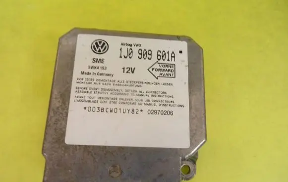 Audi A3 S3 8L Airbag control unit/module 1J0909601A