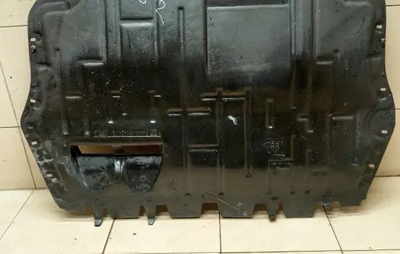 Volkswagen Touran II Engine splash shield/under tray