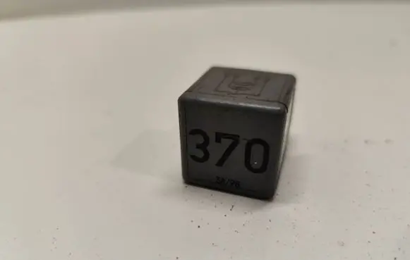 Audi A4 S4 B5 8D Other relay 8D0951253