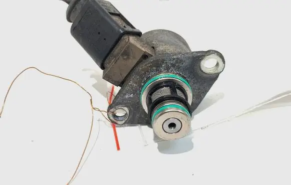 Volkswagen Golf VII Fuel pressure regulator 