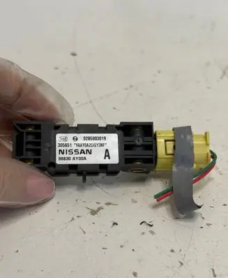 Nissan Note (E11) Airbag deployment crash/impact sensor 98830AY00A 305630 0285003019