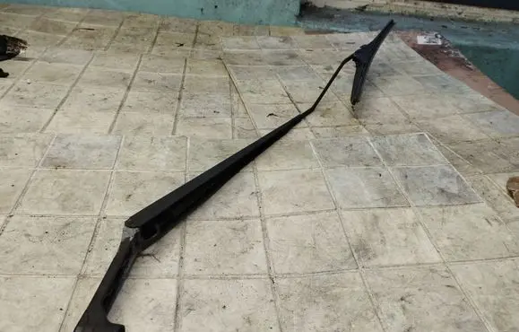 Mitsubishi Colt Windshield/front glass wiper blade 6833