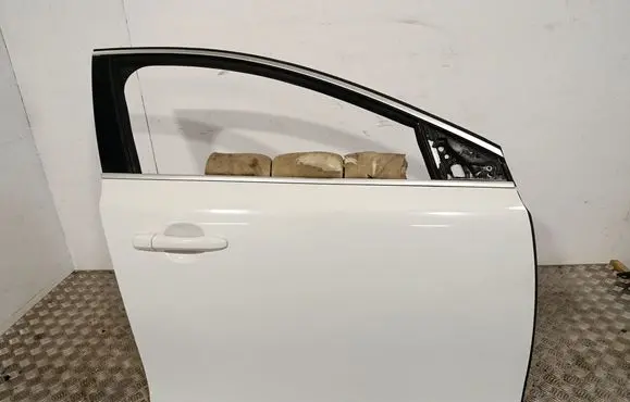 Volvo V40 Front door 3208693