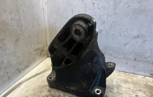 Mercedes-Benz C W204 Engine mounting bracket A6512230004