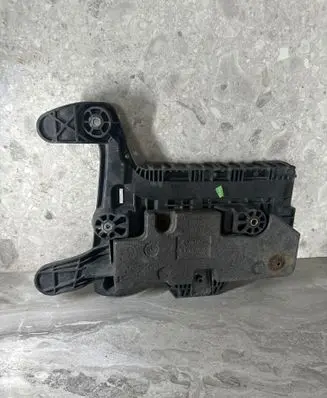 Volkswagen PASSAT B7 Battery tray 1K0915333