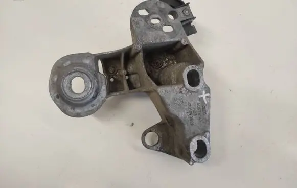 Volkswagen PASSAT B5 Engine mounting bracket 4B0199352B