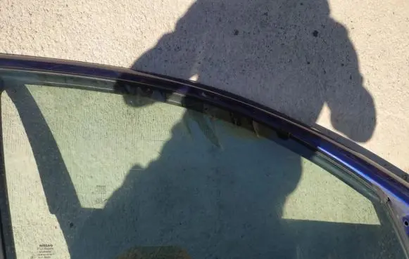 Nissan Almera N16 Front door window glass four-door