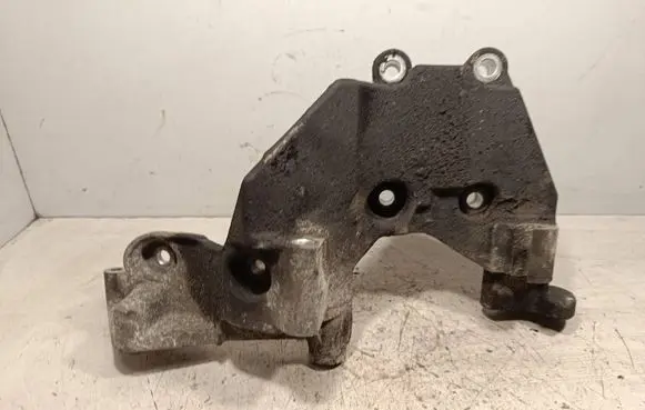 KIA Sorento Engine mounting bracket 