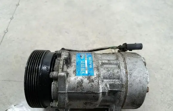 Volkswagen Golf IV Air conditioning (A/C) compressor (pump) 1J0820803K