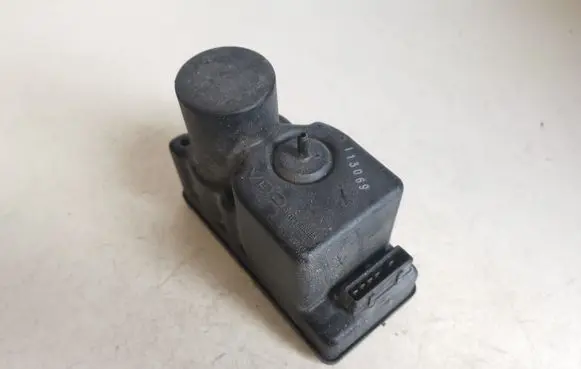 Audi 80 90 S2 B4 Central locking vacuum pump 443862257H