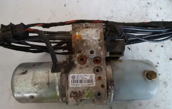 Volkswagen Eos Convertible roof hydraulic pump 1Q0871789C
