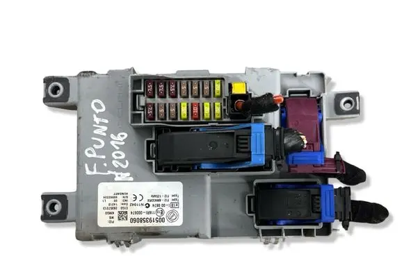 Fiat Punto (199) Fuse module 28357213 00519358060