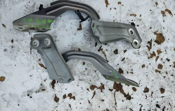 Ford Focus Engine bonnet/hood hinges 