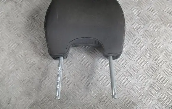 Volvo V50 Front seat headrest 