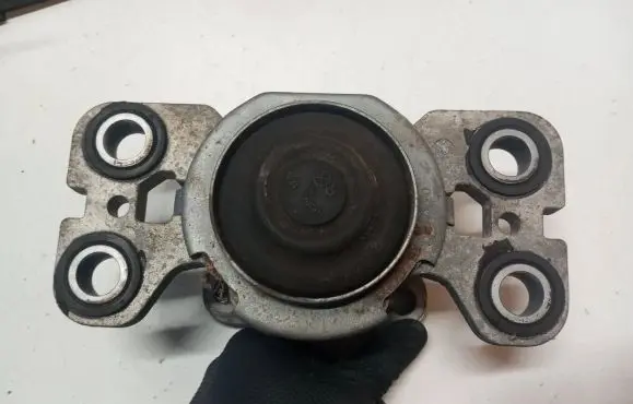 Volvo V70 Engine mount bracket 8G9N7M121BA