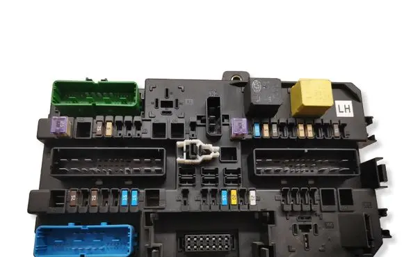 Opel Astra H Fuse module 13268286 5DK00866924