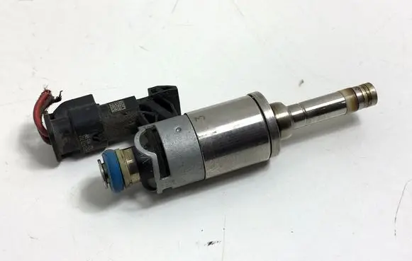 Volkswagen Golf VII Fuel injector 04E133036A