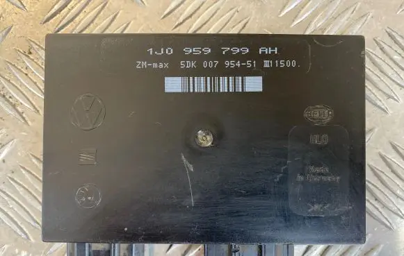 Skoda Octavia Mk1 (1U) Central body control module 1J0959799AH 5DK00795451