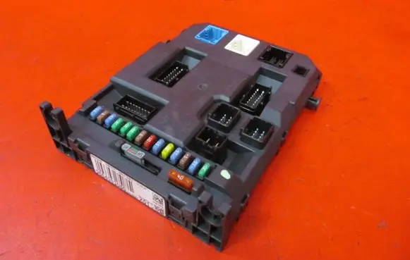 Peugeot 207 Fuse module 9664983080