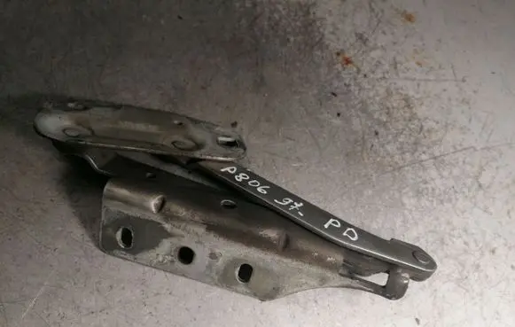 Engine bonnet/hood hinges