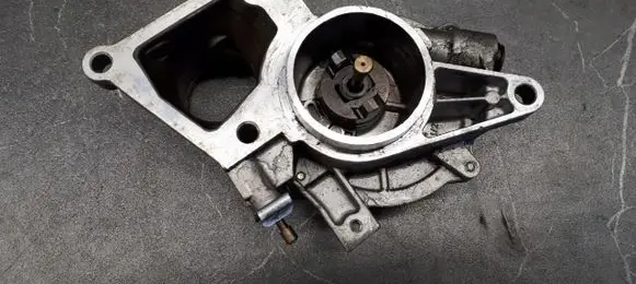 Ford Mondeo Mk III Vacuum pump 72245410B