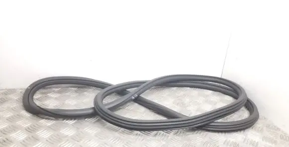 Audi Q3 F3 Front door rubber seal 83F831721A