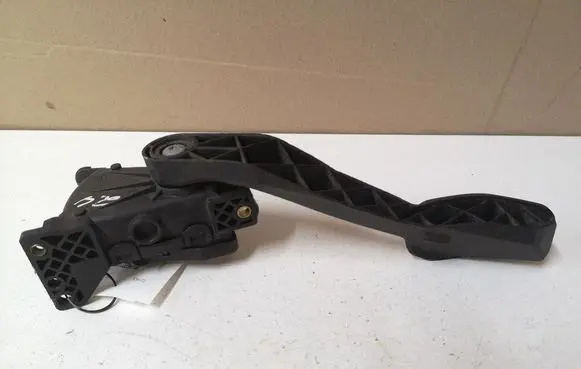Volvo V70 Accelerator throttle pedal 6PV00853715 30683515