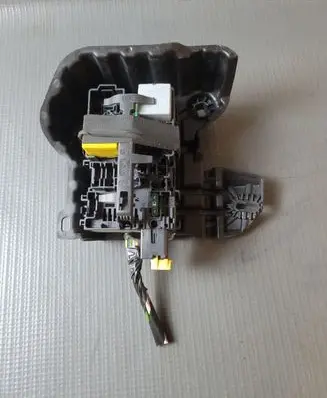 Peugeot 208 Fuse module 9806192580
