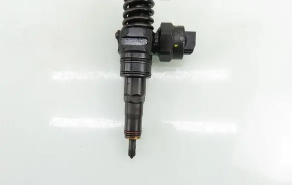 Volkswagen Golf IV Fuel injector 0414720007 038130073F